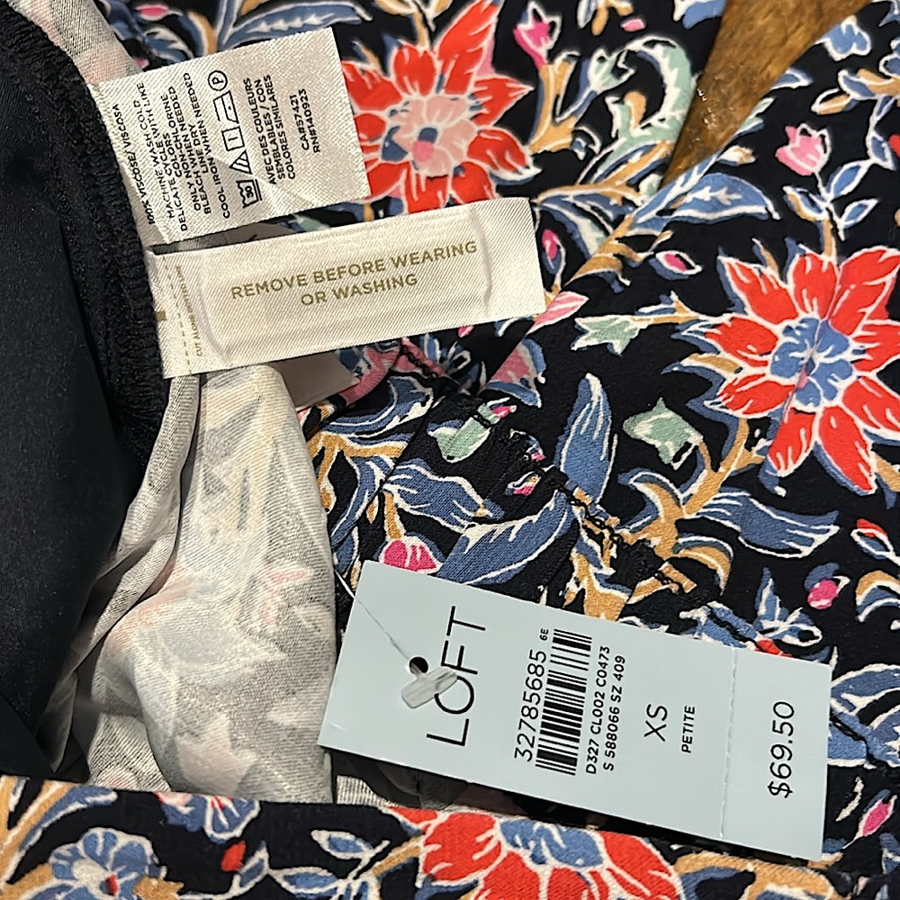 •NWT LOFT PXS Blue floral print stretch waisted capris• - Picture 7 of 11